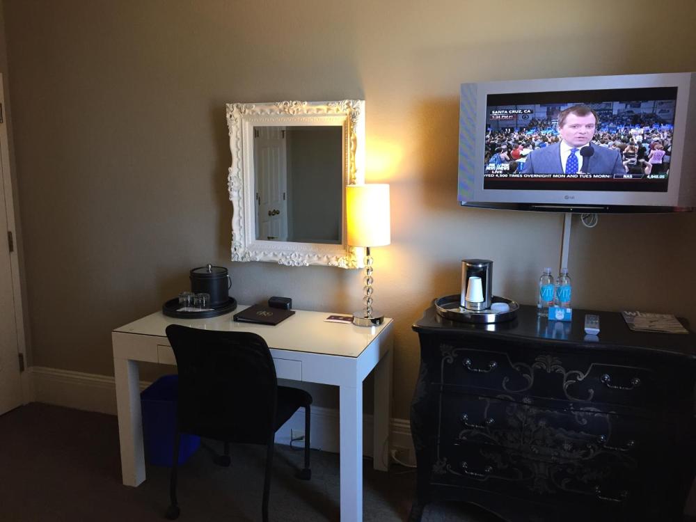 Deluxe King Room interior